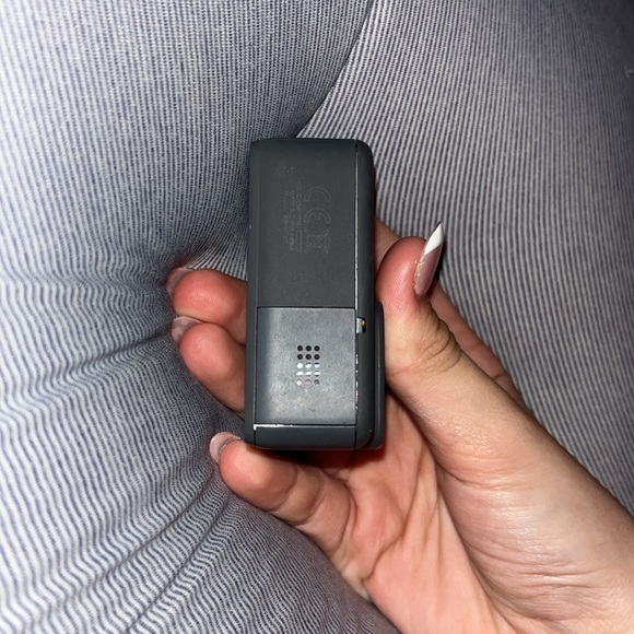 Go pro hero 7 sliver comes with sd card - Picture 2 of 5